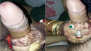 Desi Bhabhi Give Hnadjob | MyDesi